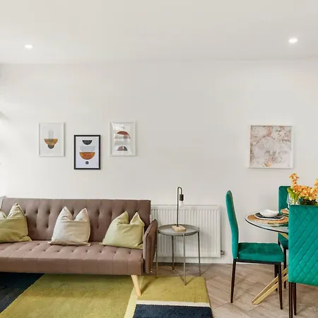 Modern One And Two Bed Apartments London Edgware Exterior photo