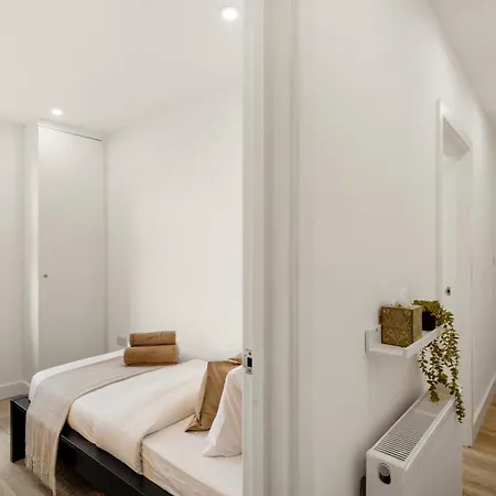 Modern One And Two Bed Apartments London Edgware Exterior photo