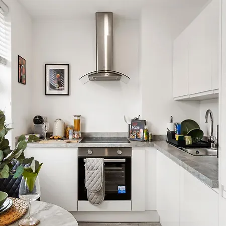 Modern One And Two Bed Apartments London Edgware Exterior photo