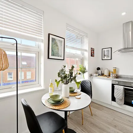 Modern One And Two Bed Apartments London Edgware Exterior photo